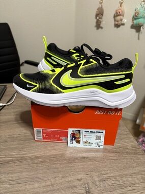 Size 7Y / 8.5 womens - Nike Cosmic Runner (GS) Running Shoes Black/ Bolt